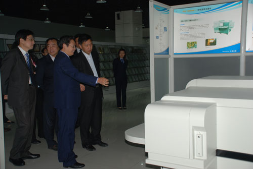 刘召贵博士热情为来宾介绍开云官方X荧光系列产品
